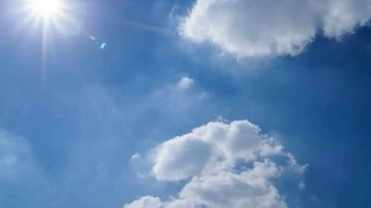 Cielo con sol y nubes