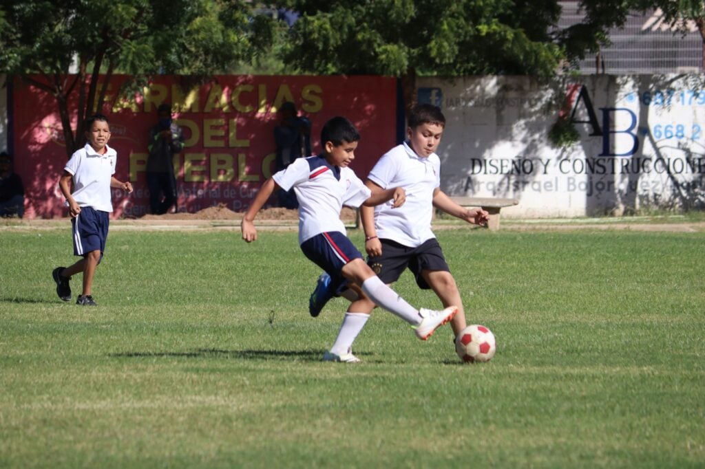 Niños jugando futbol