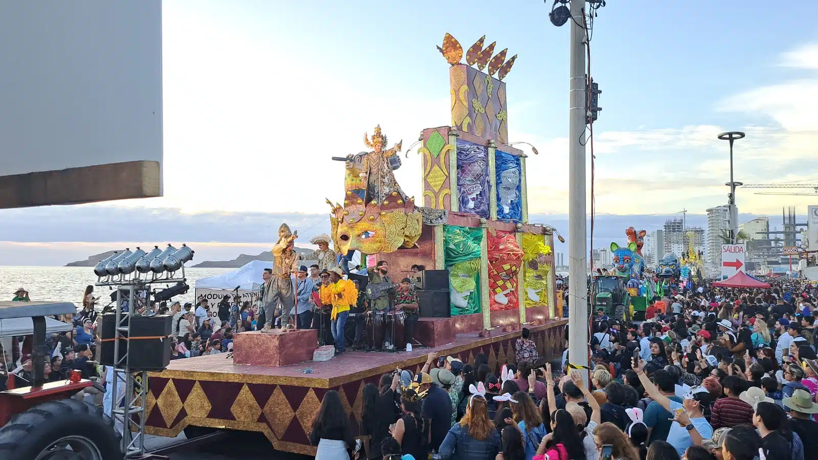 Carros alegóricos en el carnaval de Mazatlán