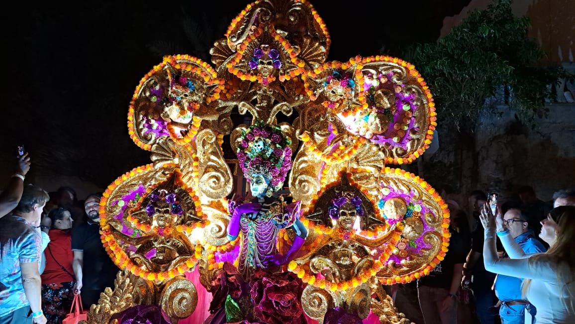 Catrina en la callejoneada del Día de Muertos en Mazatlán