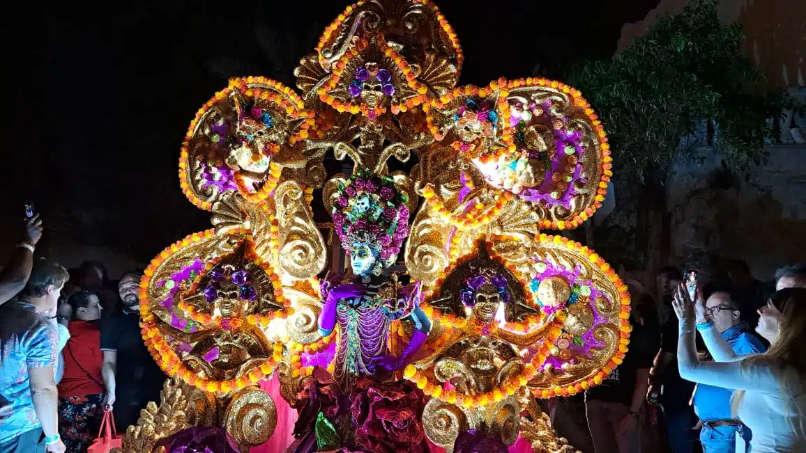 Catrina en la callejoneada del Día de Muertos en Mazatlán