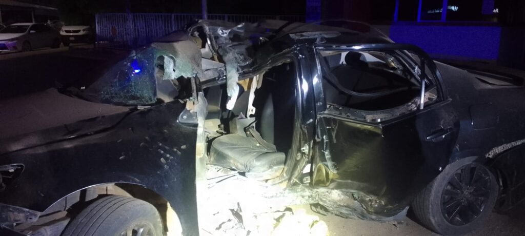 Vehículo Toyota Corolla con severos daños en la carrocería