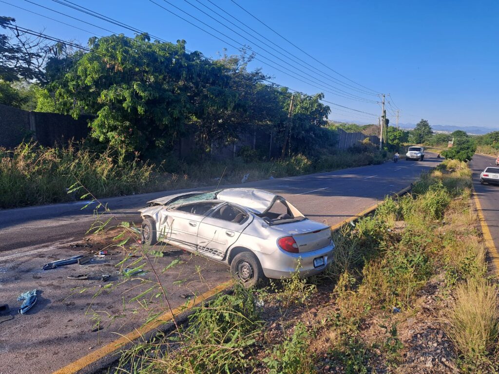 Vehículo destrozado y abandonado tras volcadura