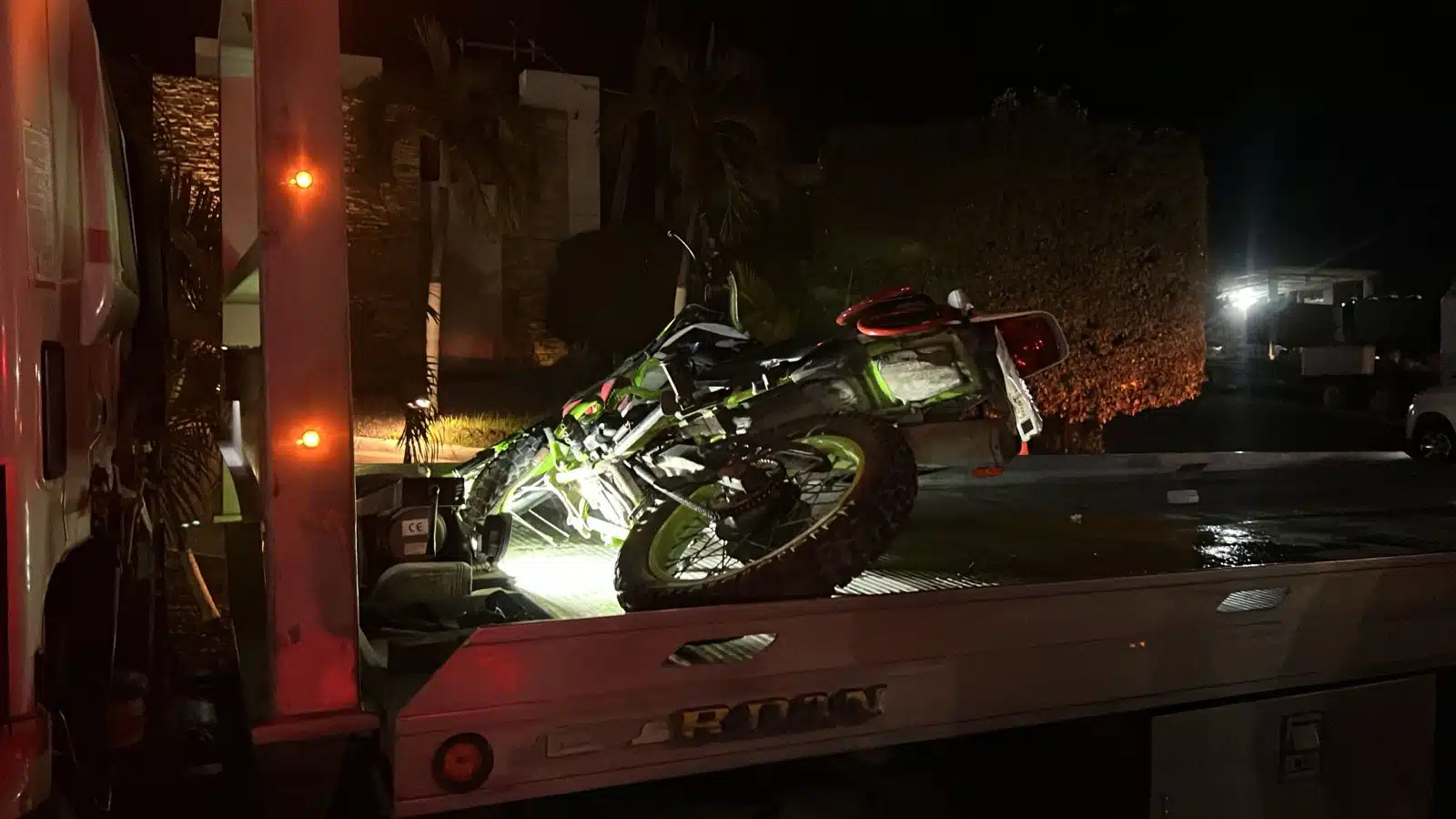 Los dos ocupantes de la motocicleta resultaron con lesiones de consideración.