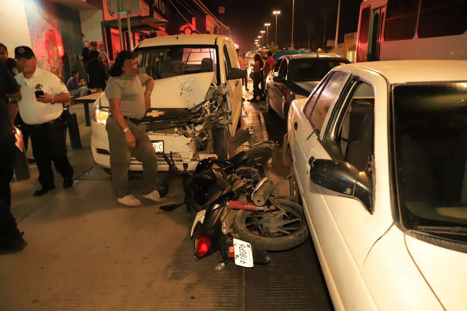 El accidente dejó a una mujer lesionada y daños materiales de consideración.