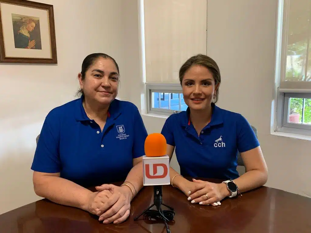 Coordinadora de relaciones públicas del colegio, Ana Paola Núñez y Rocío García