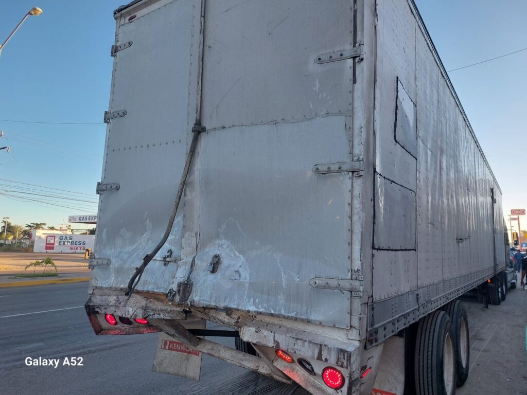 Choque entre un camión revolvedor de cemento y un tráiler