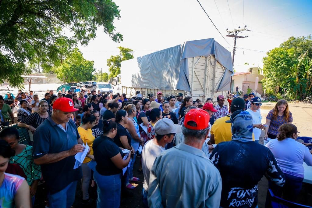 Entrega de despensas a pescadores de Guasave