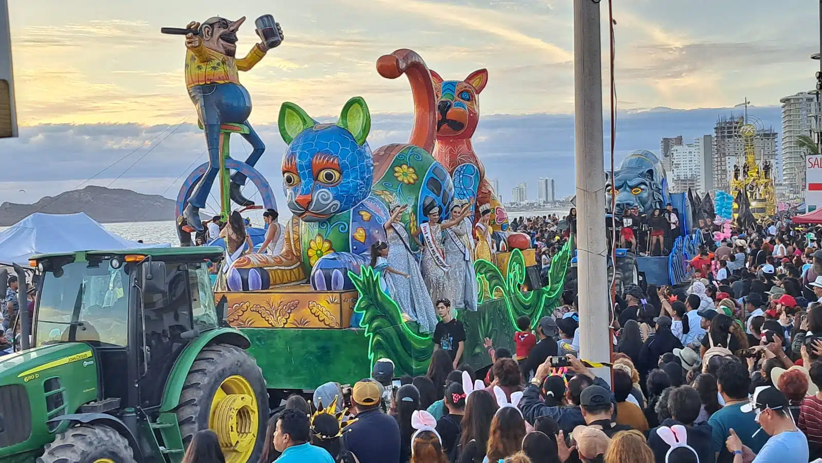 Carros alegóricos en el carnaval de Mazatlán