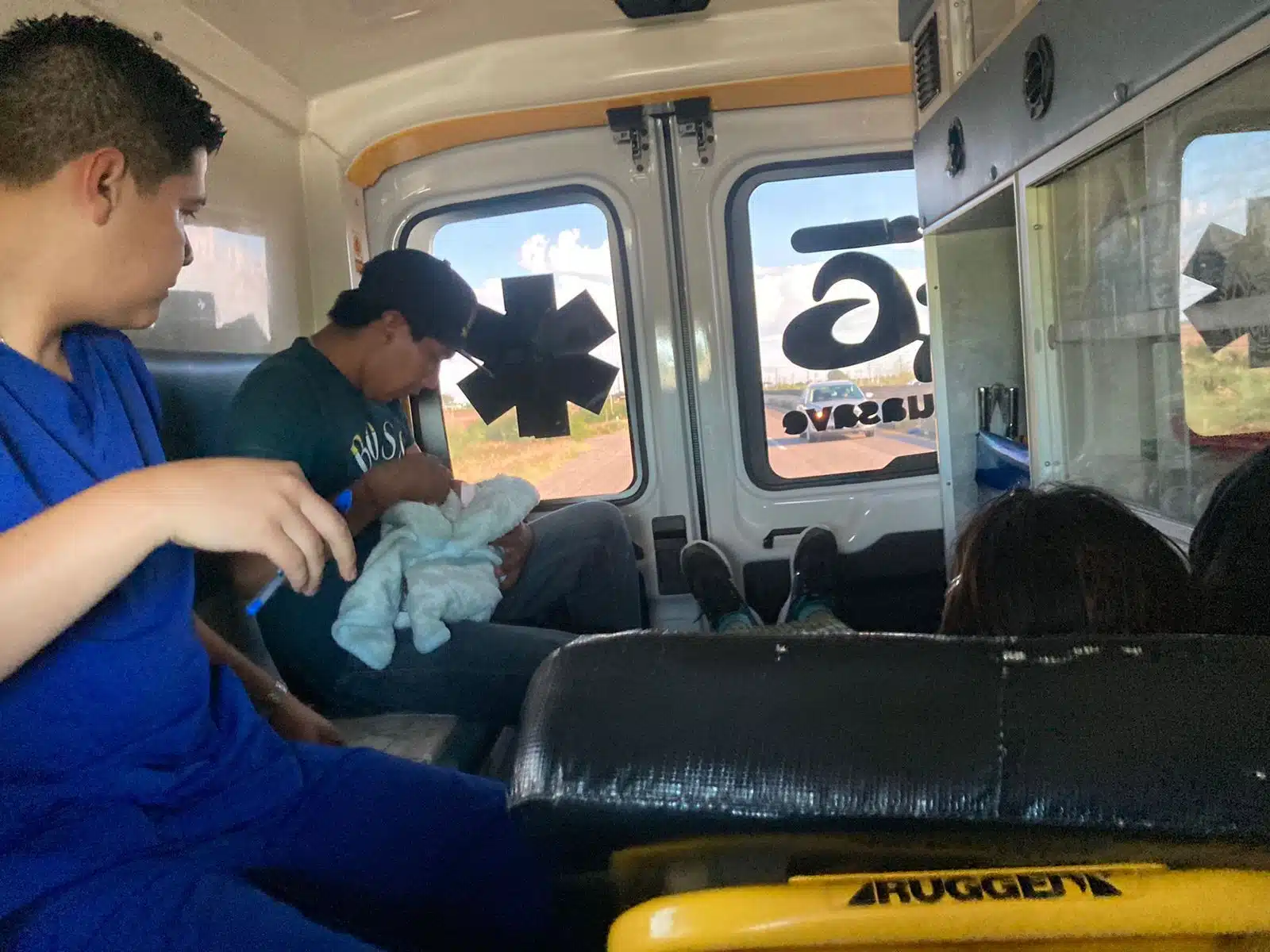 Bebé de Gabriela siendo trasladada en una ambulancia hacia su hogar
