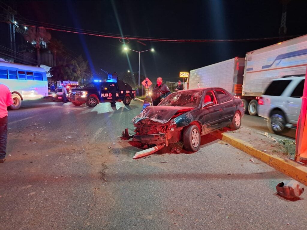 Choque entre dos camiones y un vehículo en Culiacán