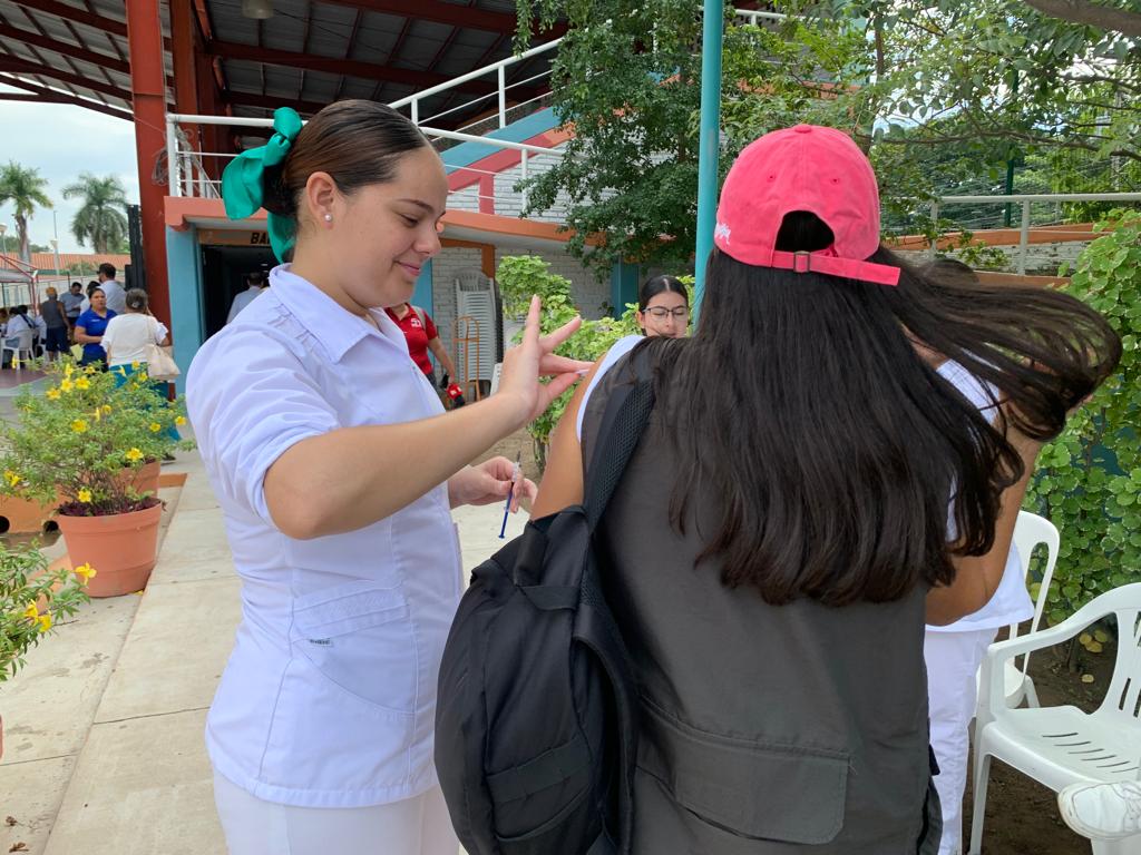 Personal de salud vacunando a una persona