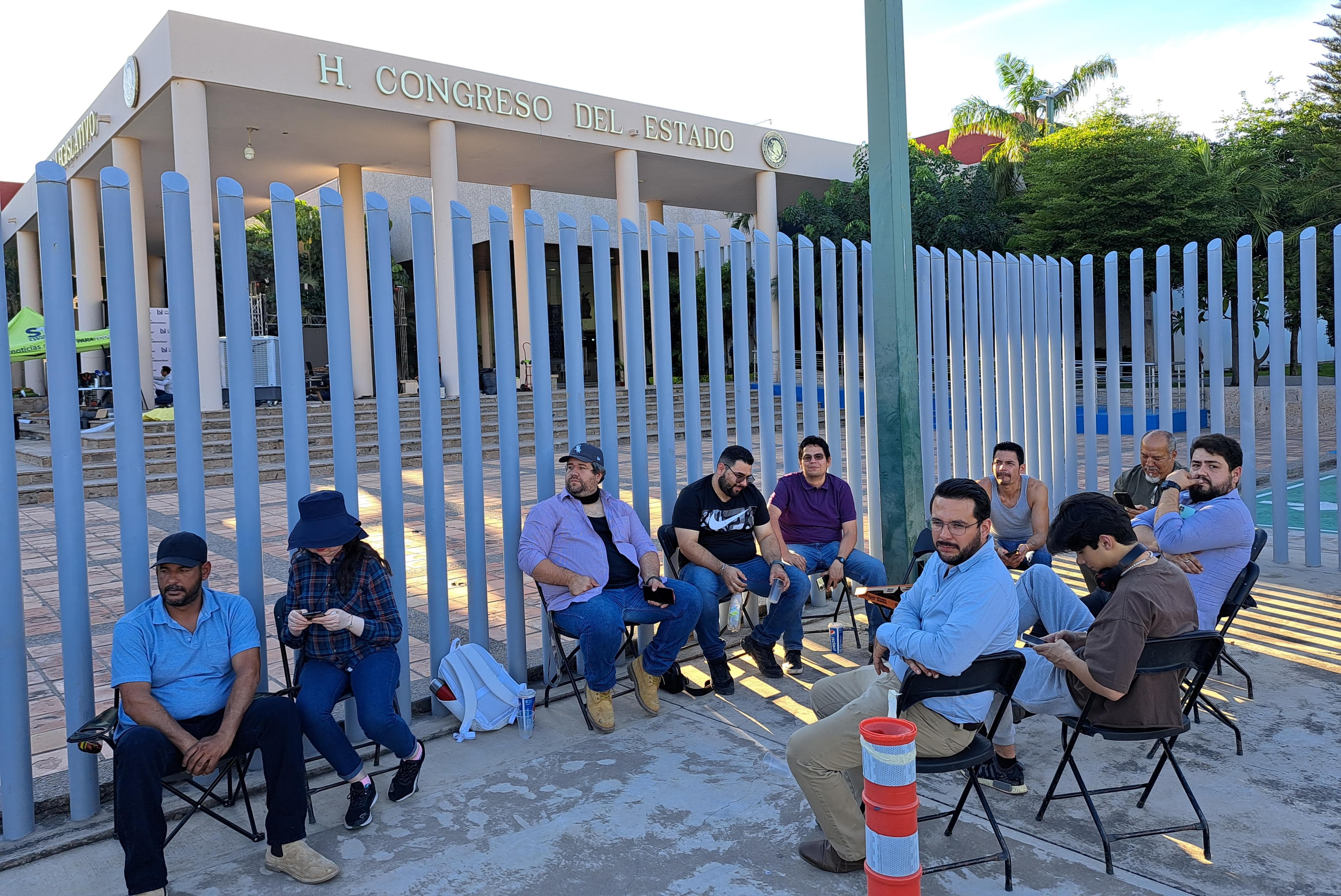 Plantón de trabajadores de la UAS en el Congreso del Estado