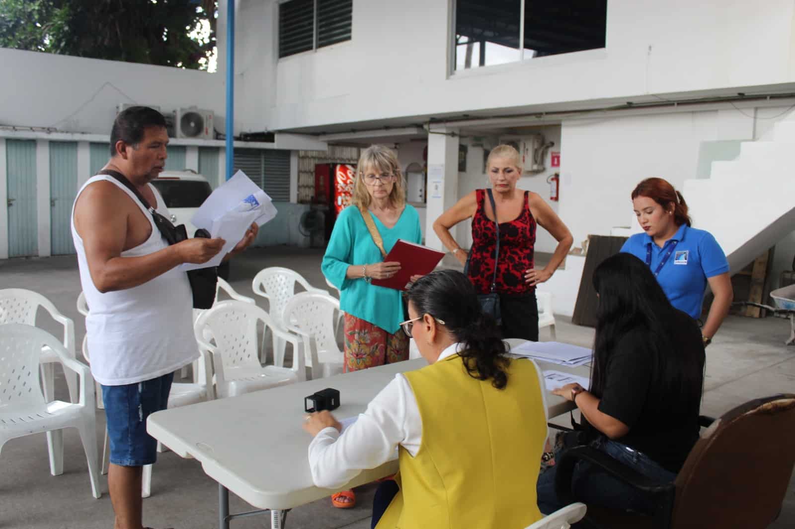Personas atendiendo a adulto mayor para tramite de descuento en Jumapam
