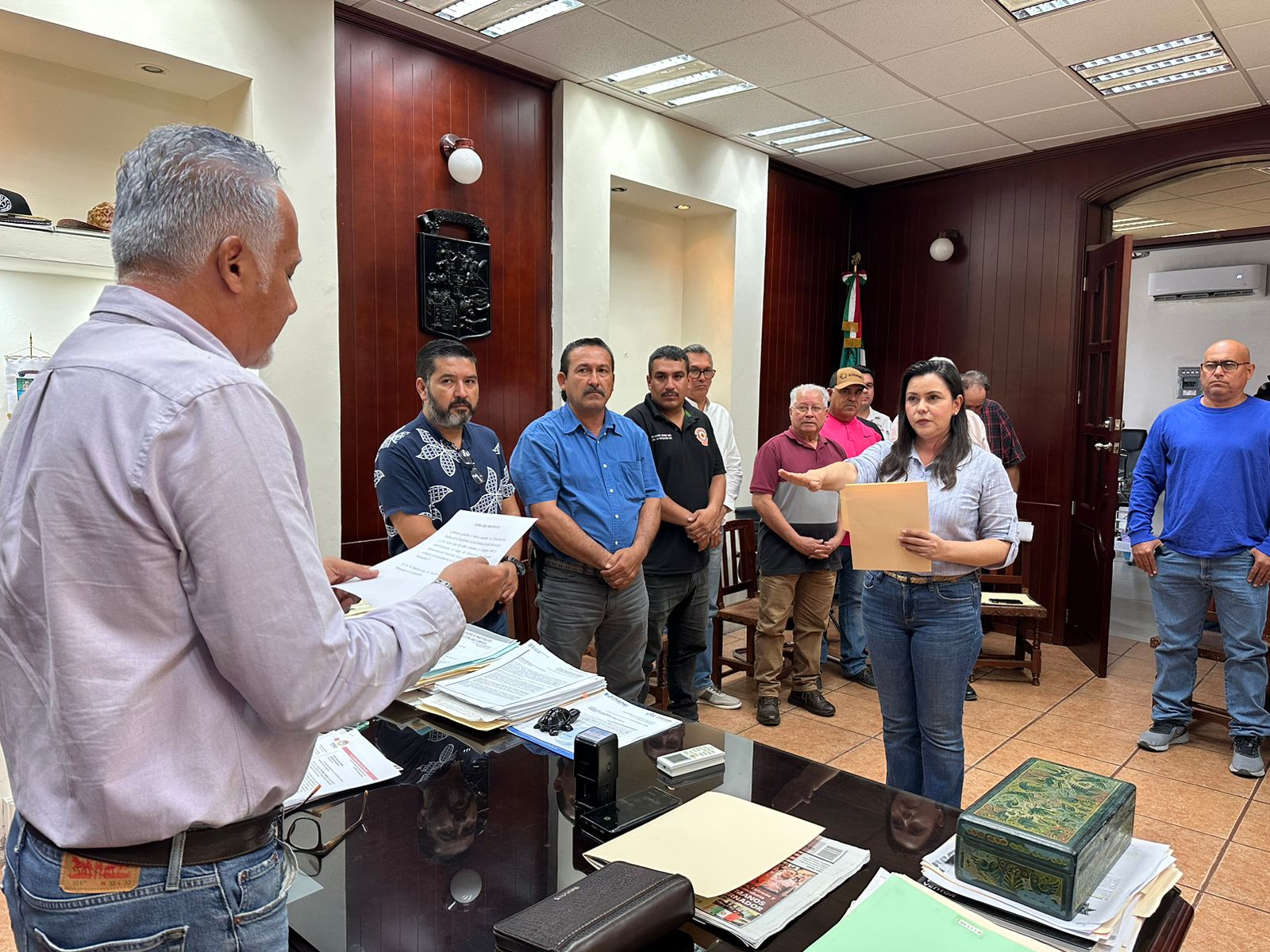 El alcalde de Concordia, Raúl Diaz Bernal, tomó la protesta a Olga Lilia Osuna Sánchez, como nueva directora de Desarrollo Económico del municipio.