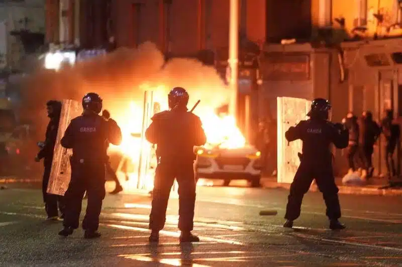 Policías de Dublín en las protestas en la ciudad
