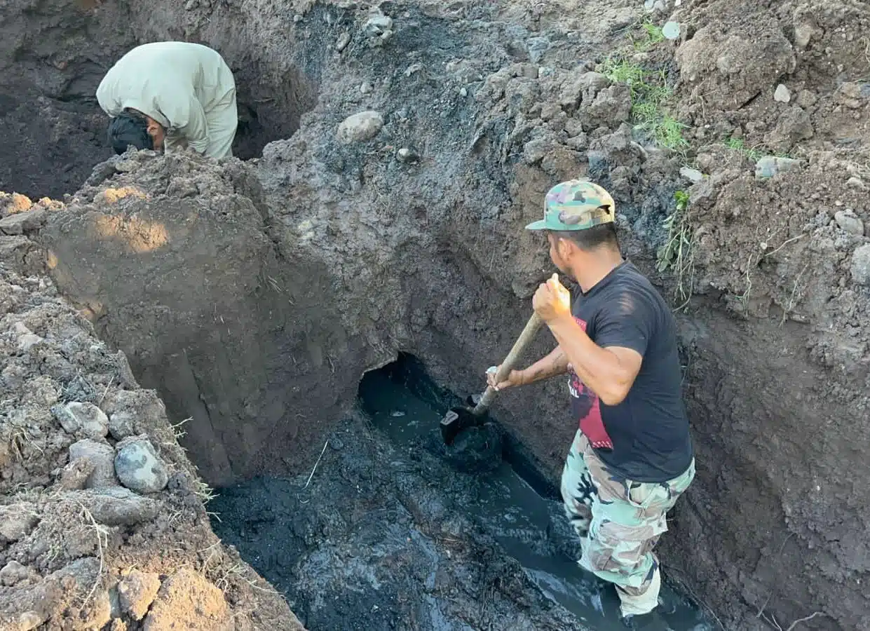 trabajador en obra de drenaje