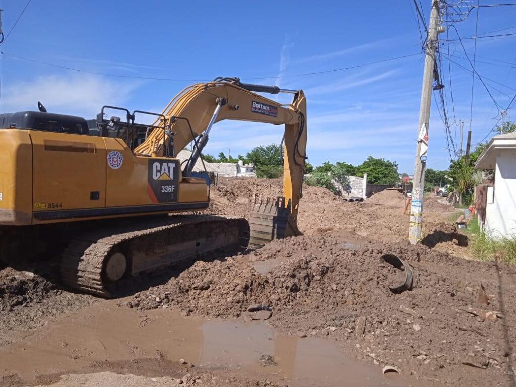 Trabajadores del ayuntamiento de Culiacán realizan mantenimiento a drenajes.