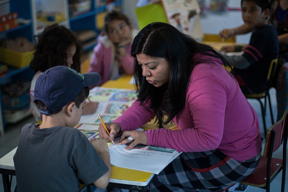Maestra enseñando a alumno