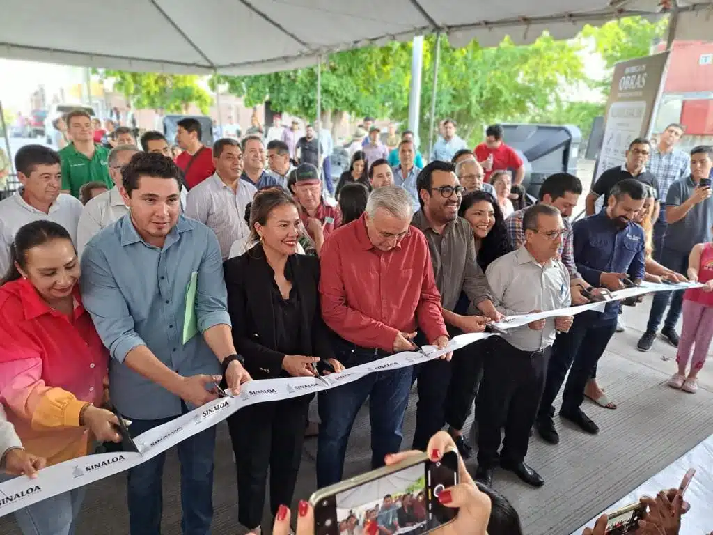 Gobernador Rubén Rocha Moya cortando la cinta en inauguración de calle pavimentada