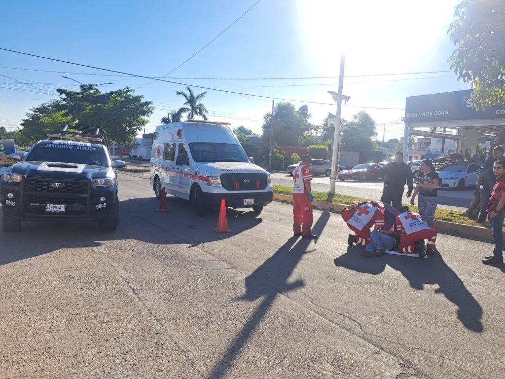 Paramédicos de Cruz Roja auxiliando al joven que fue arrollado