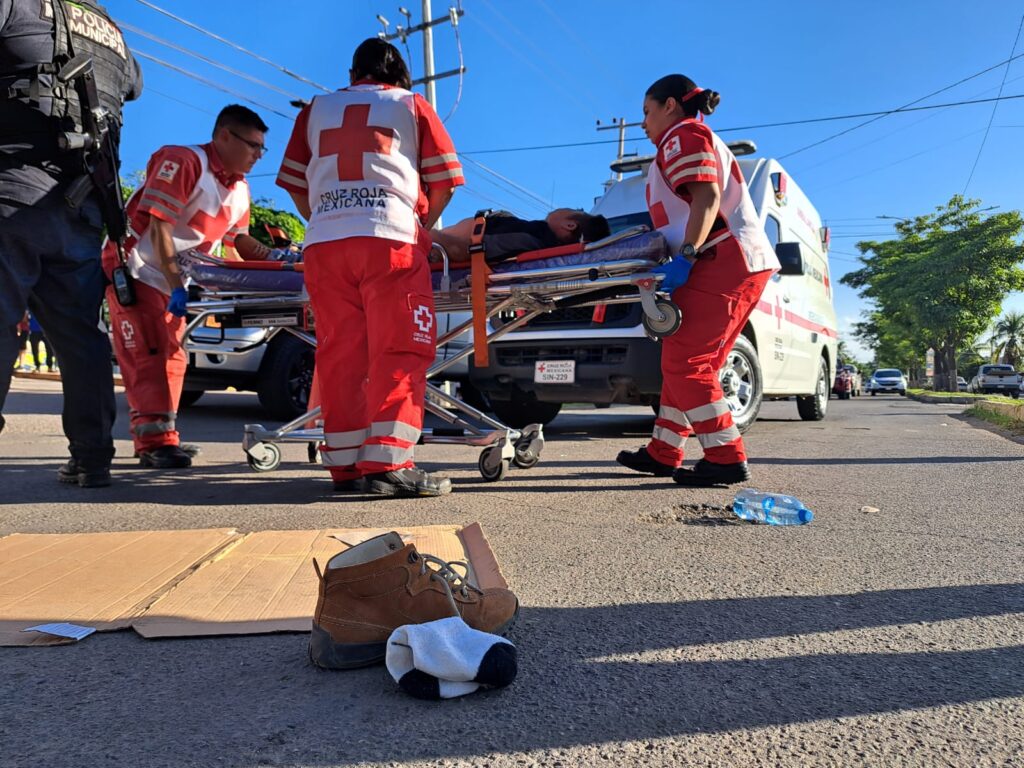 Paramédicos de Cruz Roja auxiliando al joven que fue arrollado