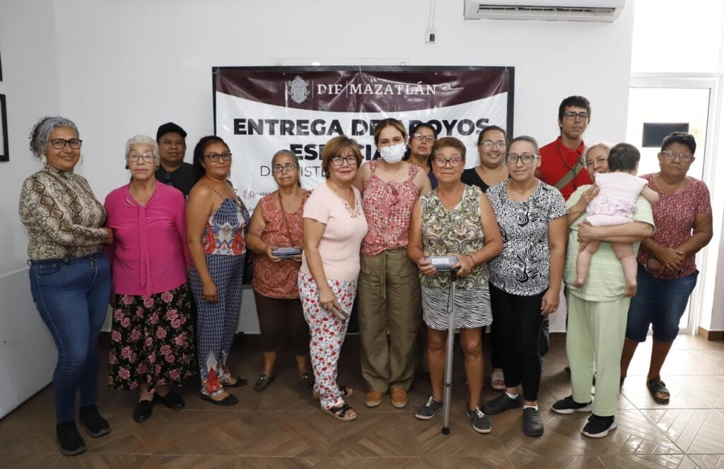 Entrega de lentes graduados por parte de sistema DIF Mazatlán