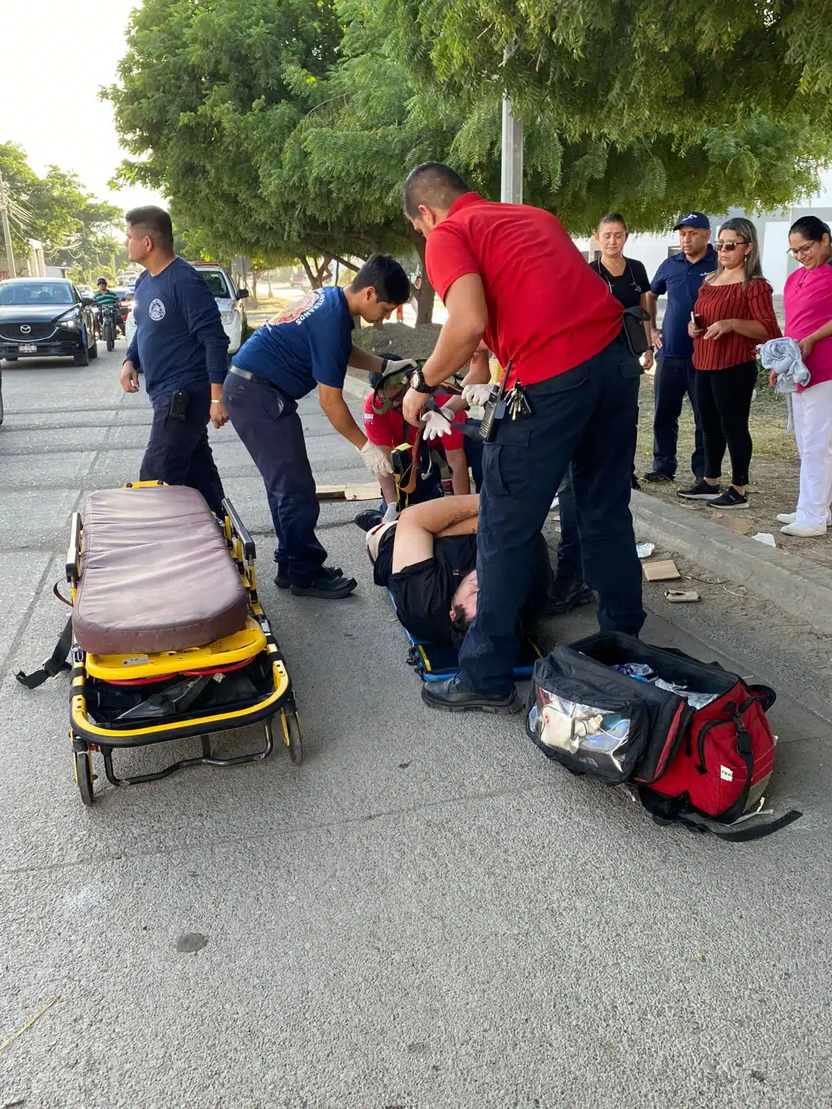 Motociclista lesionado siendo atendido por Bomberos Veteranos Mazatlán