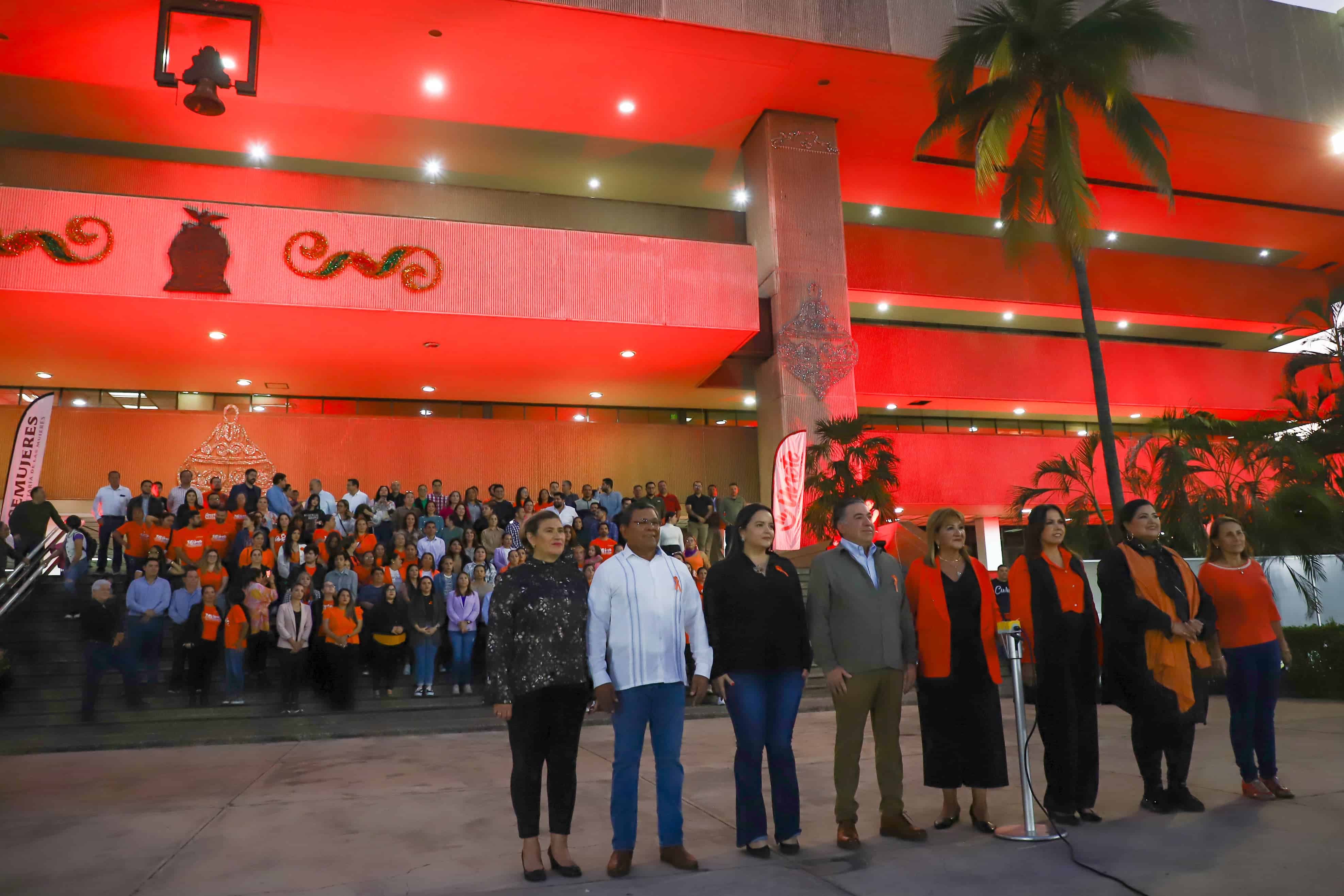 Luminarias color naranja encendidas en Palacio de Gobierno