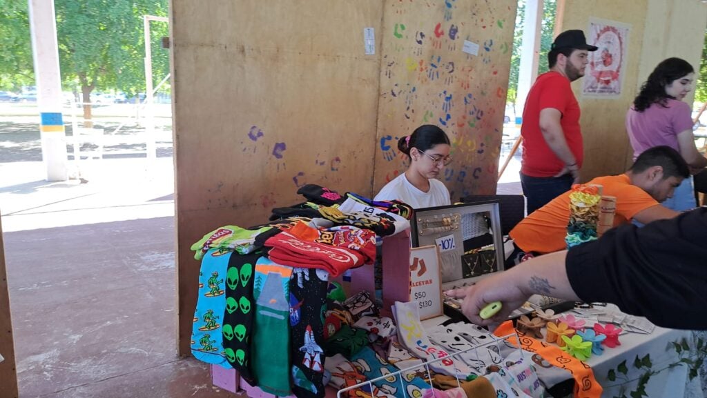 Exhibición de emprendimientos estudiantiles.