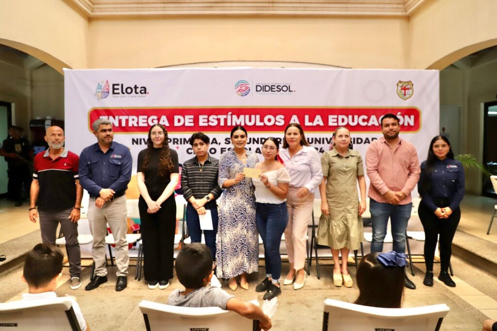 Alcaldesa de Elota entregando becas