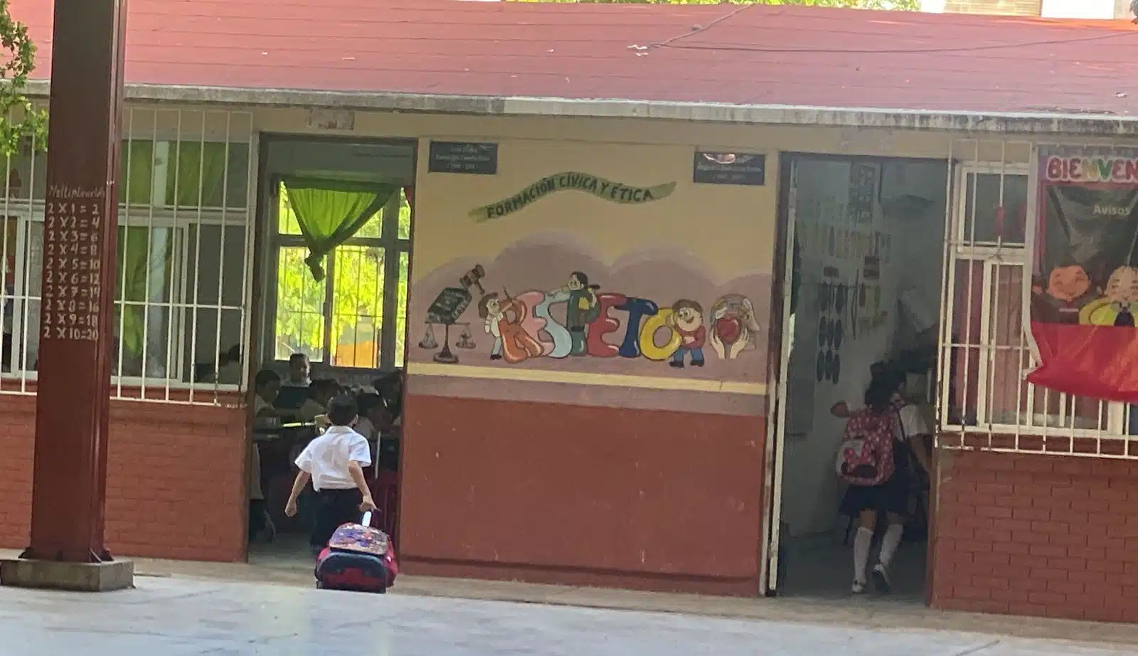Niños entrando a aulas