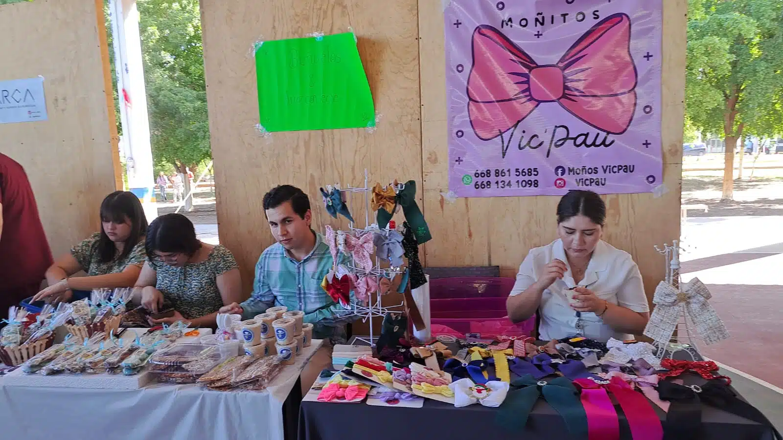 Exhibición de emprendimientos estudiantiles.