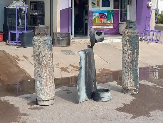 Restos del tanque de gas LP después de la explosión
