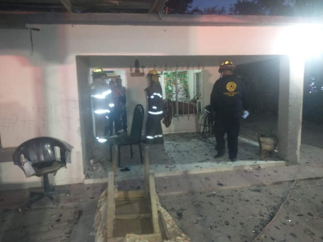 Cuerpo de Bomberos de Los Mochis y de Protección Civil de Ahome acudieron a prestar auxilio.
