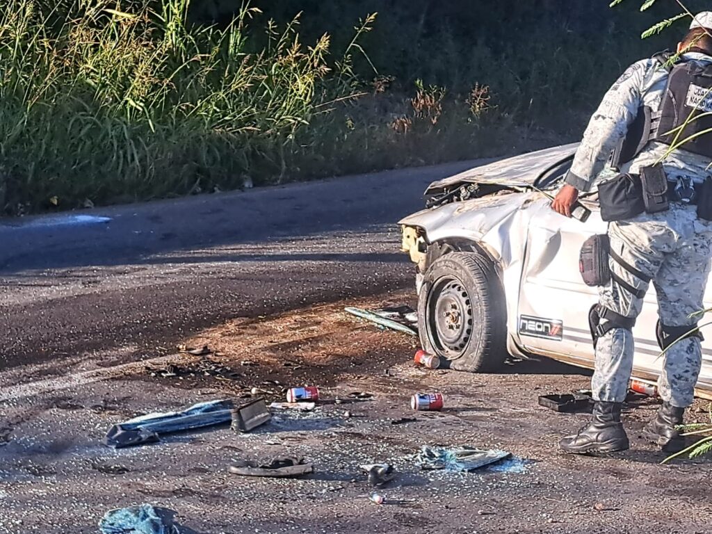 Vehículo destrozado y abandonado tras volcadura