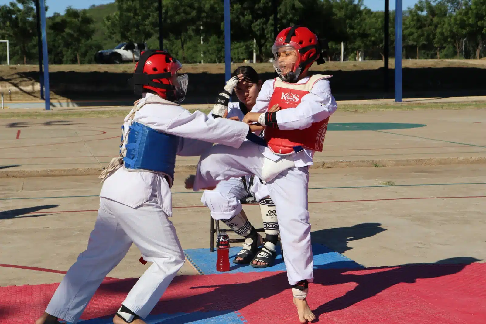 Niños practicando taekwondo