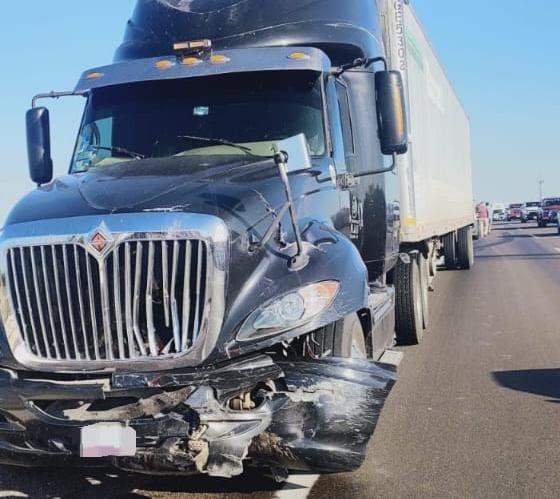 Tráiler con golpes en la defensa delantera