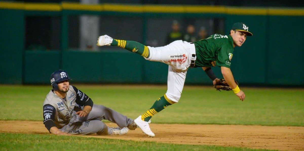 El ligamayorista mexicano, Alejo López, en una jugada en segunda base en la temporada 2021-2022