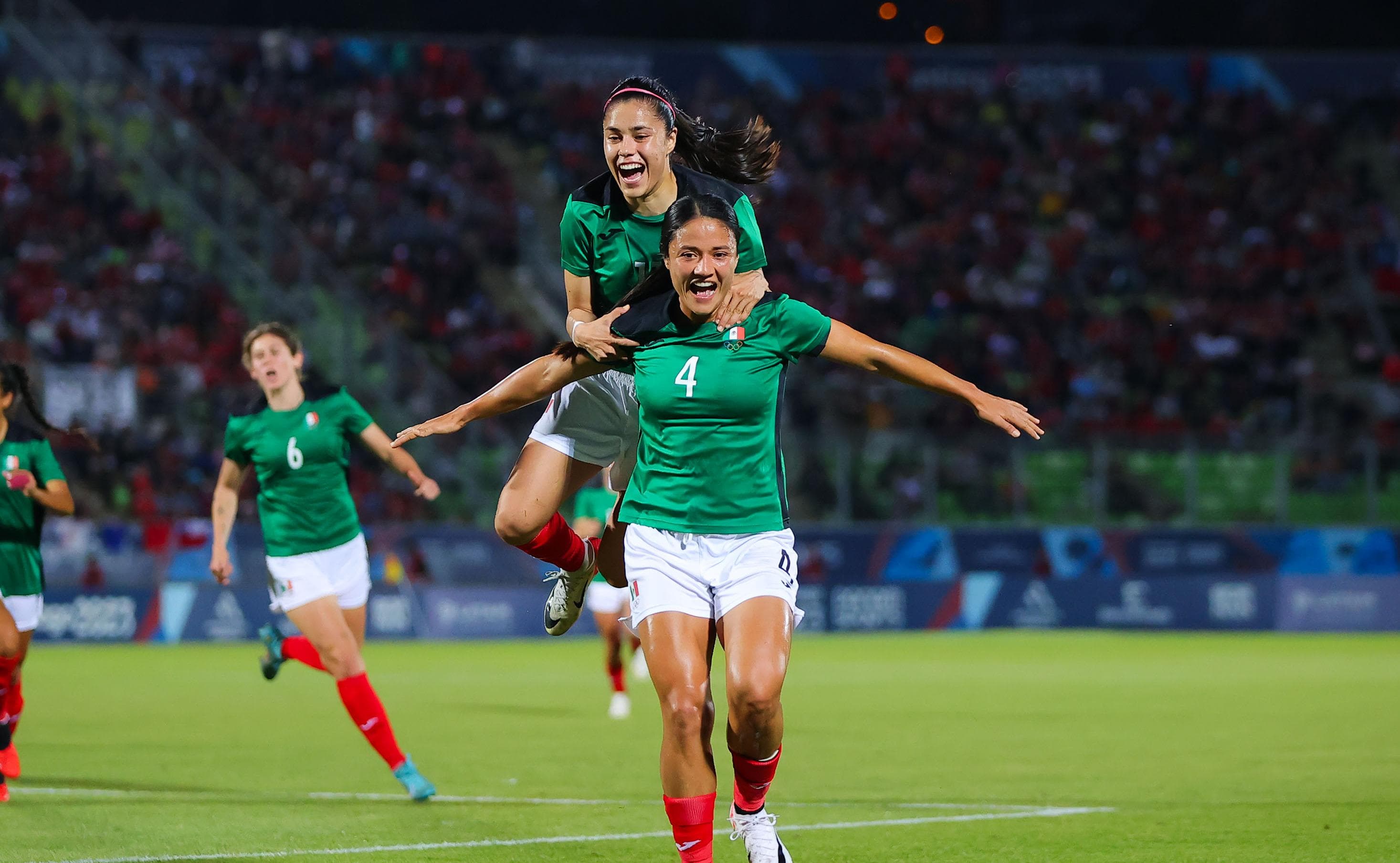 Jugadora de la selección mexicana de futbol celebrando la victoria