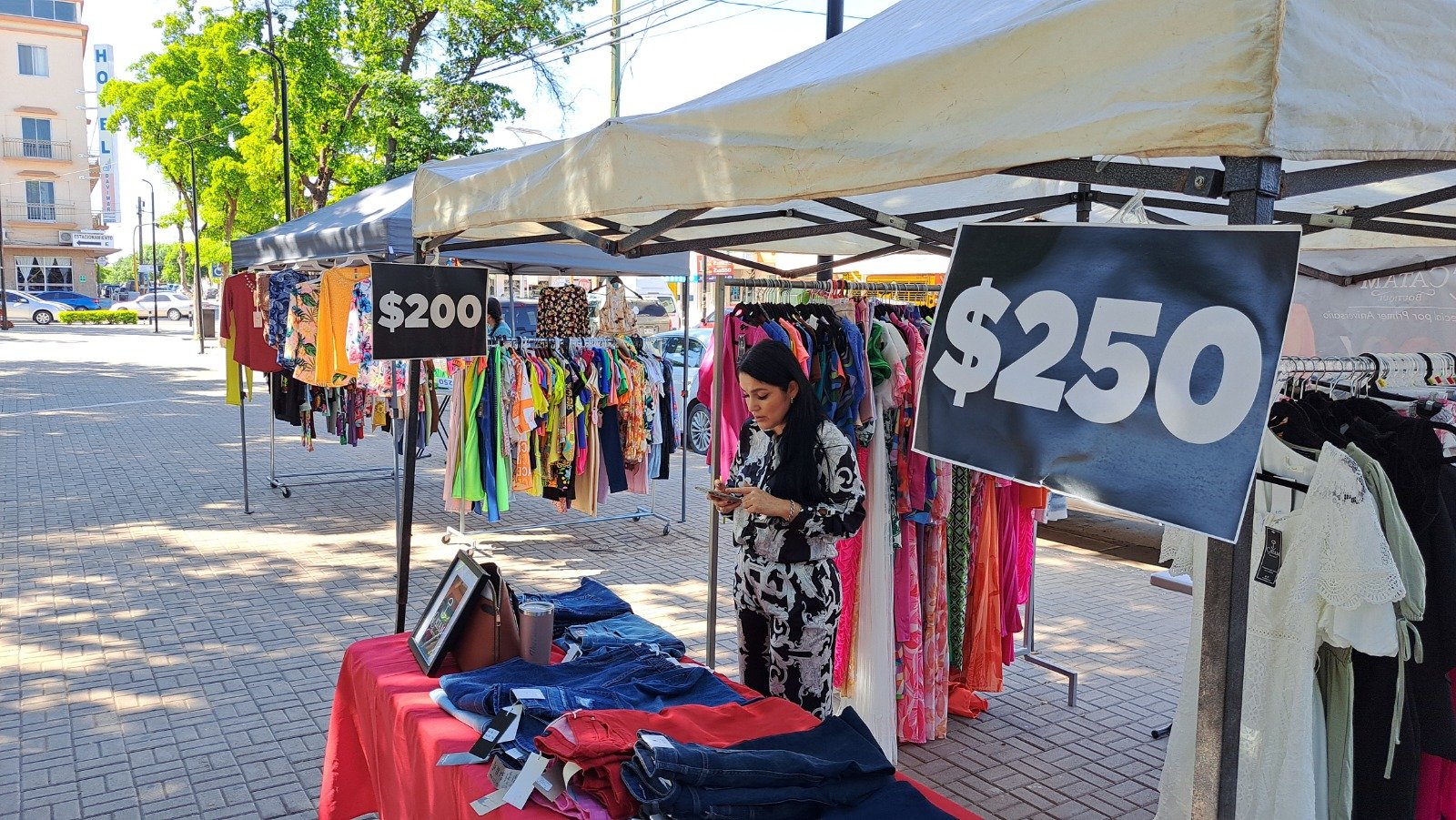 Festival de las liquidaciones en plazuela plazuela municipal Pedro Infante en Guamúchil.