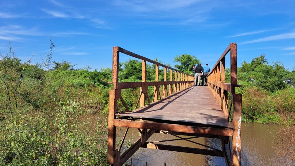 Puente que cruza canal 7 en Culiacán.