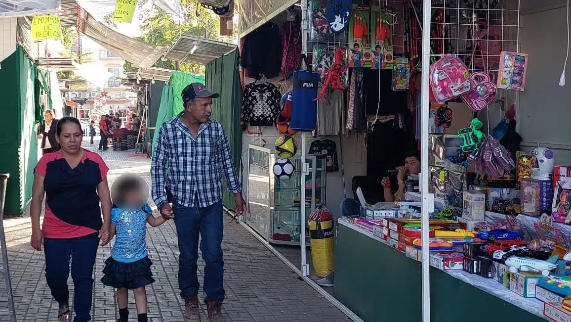 Familia paseando por la verbena decembrina en Guamúchil