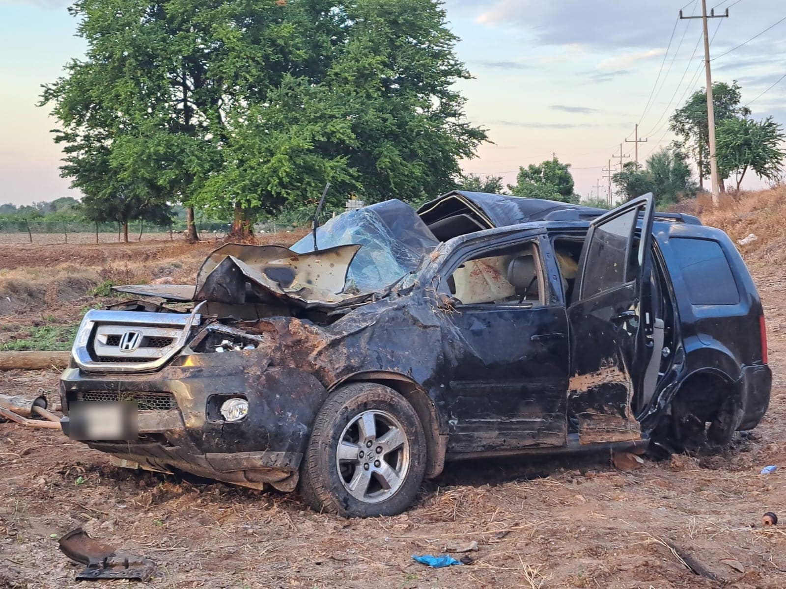Camioneta Honda Pilot con severos daños en la carrocería