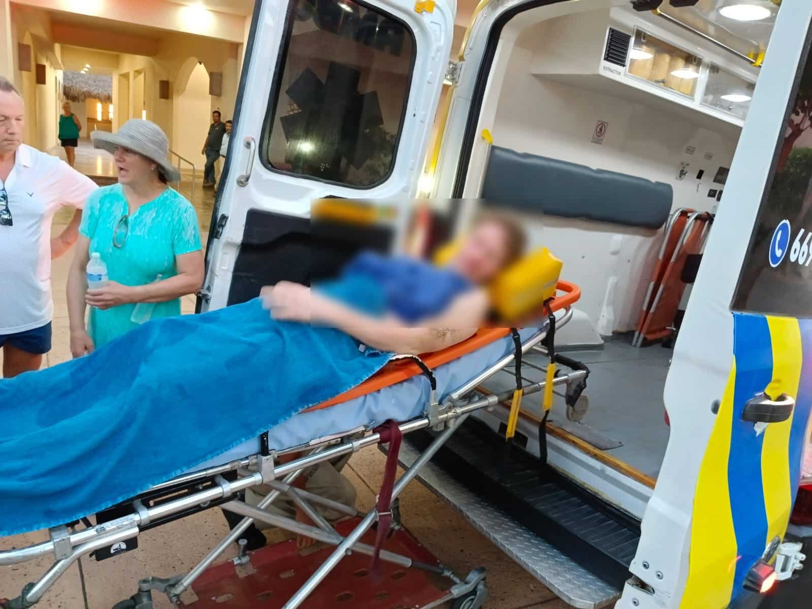 El turista tuvo que ser llevado a una clínica privada para recibir atención médica.