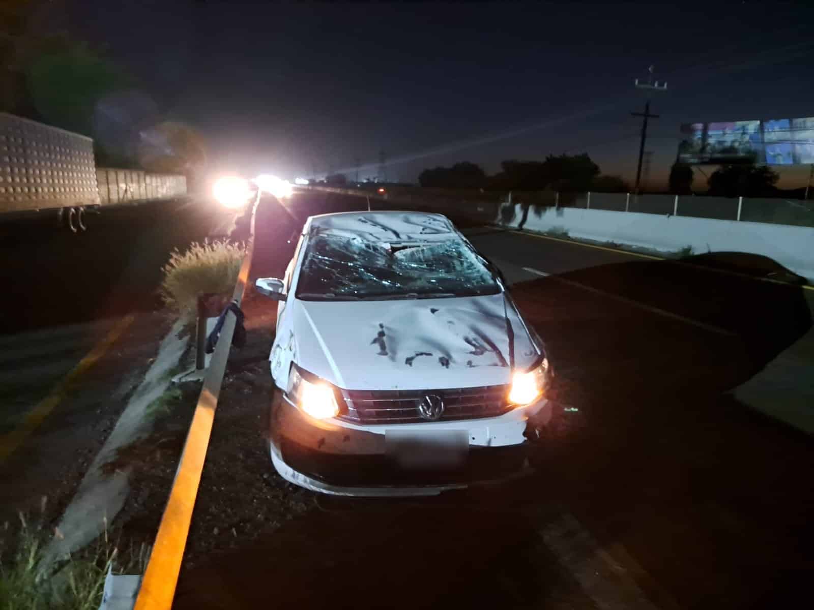 Volkswagen Vento con daños en la carrocería tras volcadura