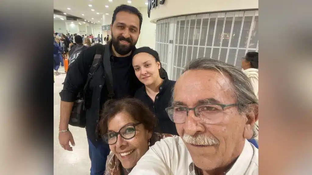 | Los padres de la doctora Bárbara Lango, Porfirio Lango y Sandra Luz Barrón recibieron a la pareja en el aeropuerto de Mazatlán, este domingo por la noche.