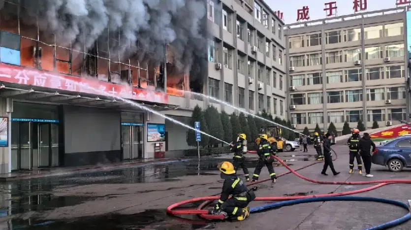Incendio en edificio de China deja 26 muertos