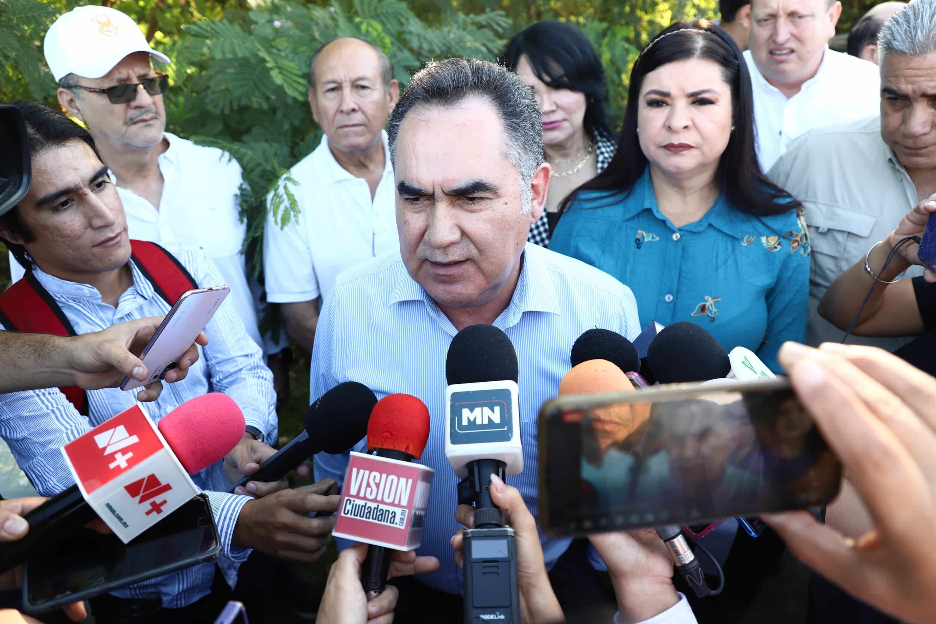 Jesús Madueña Molina con medios de prensa