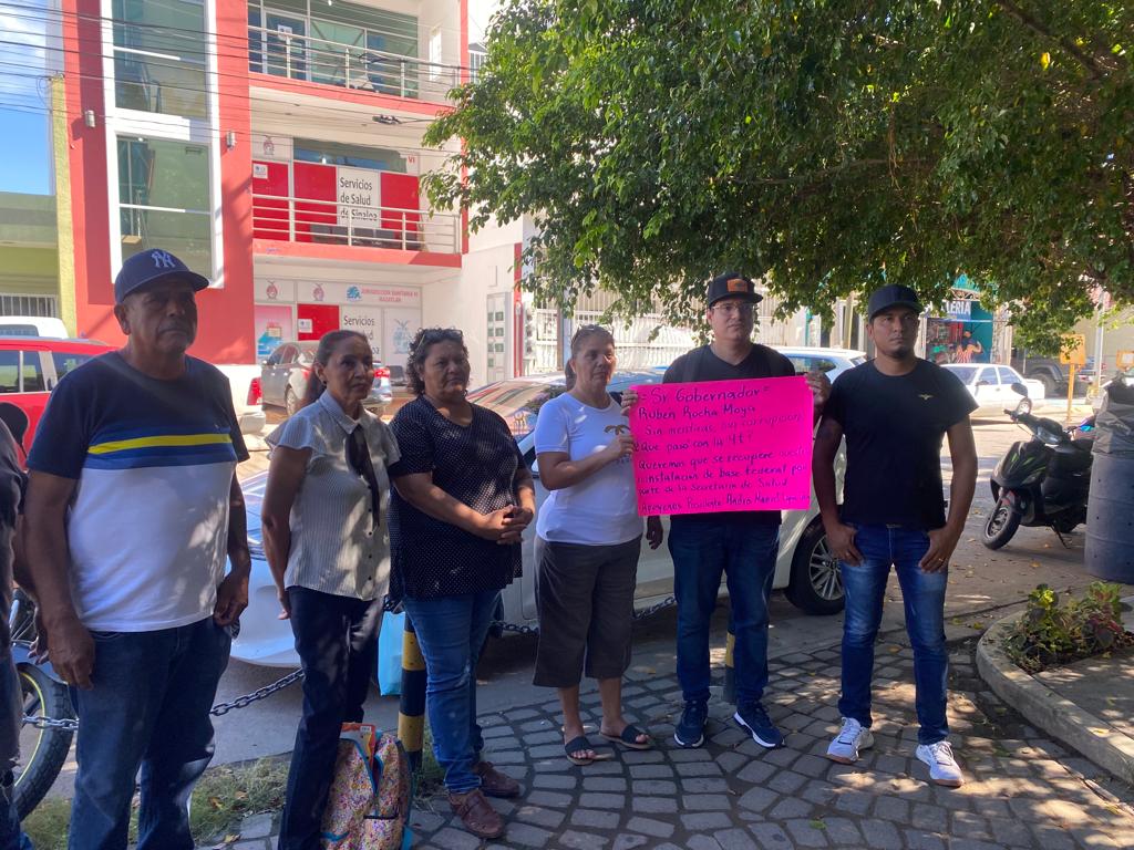 Extrabajadores de la salud en manifestación